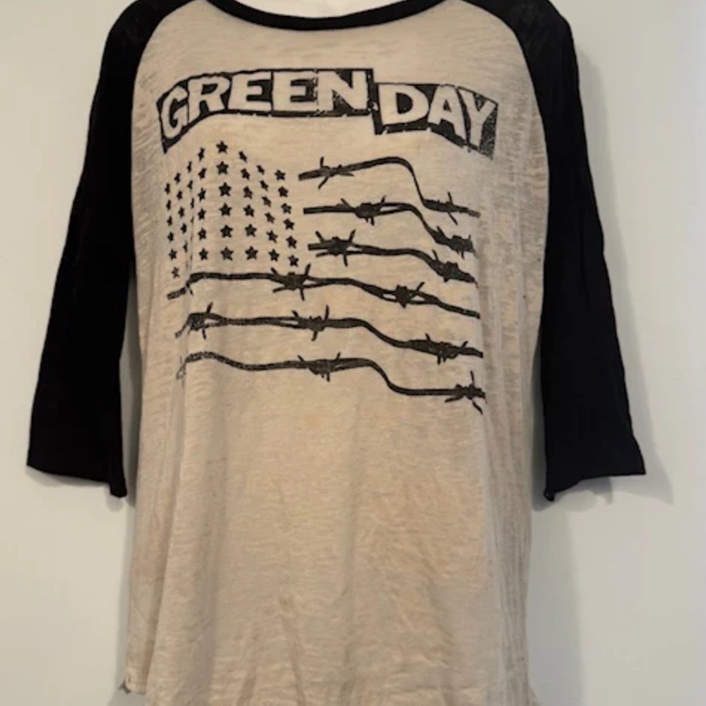 Greenday Black and Cream Graphic Raglan Tee size medium
